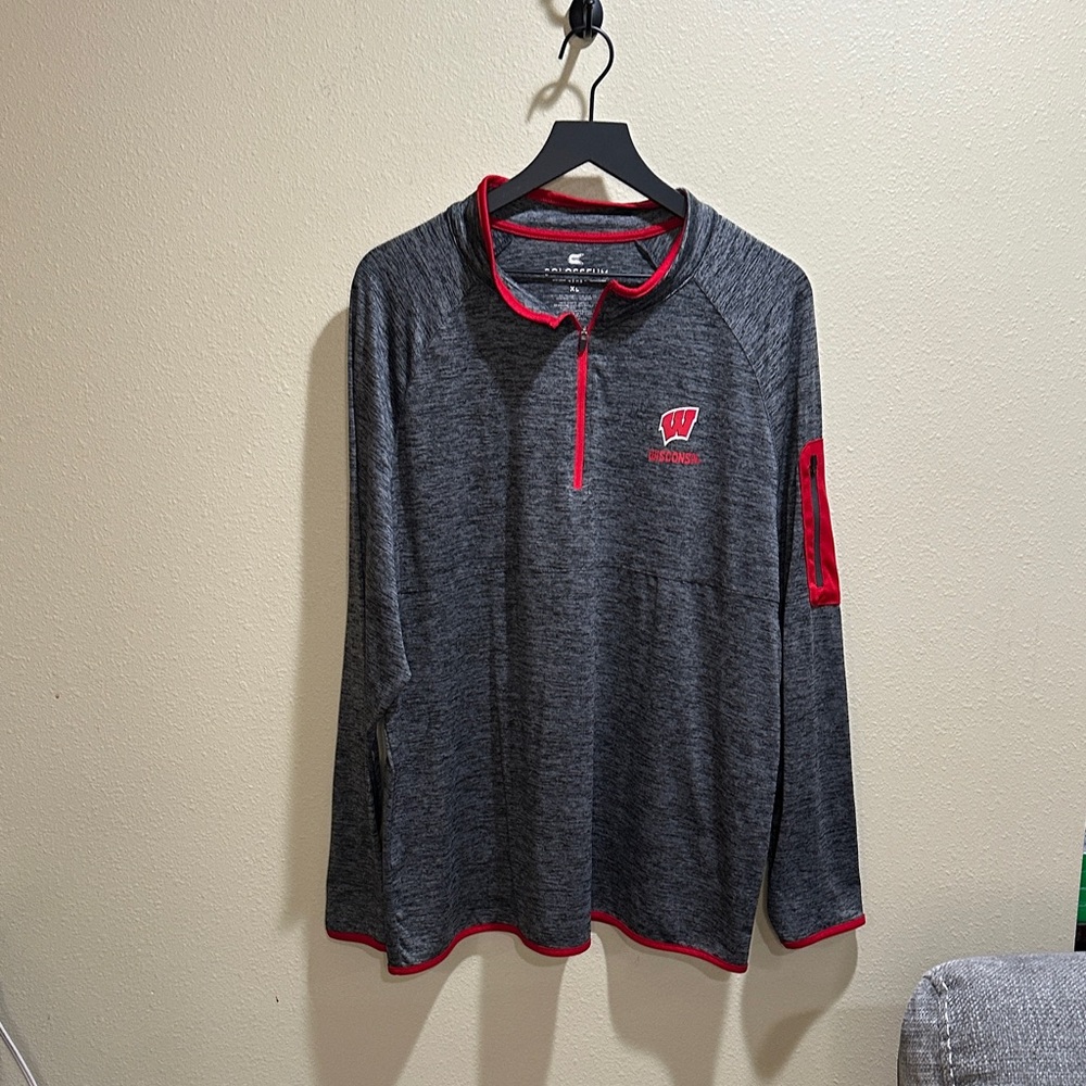 Wisconsin Badgers Men's Size XL Long Sleeve 1/4 zip shirt